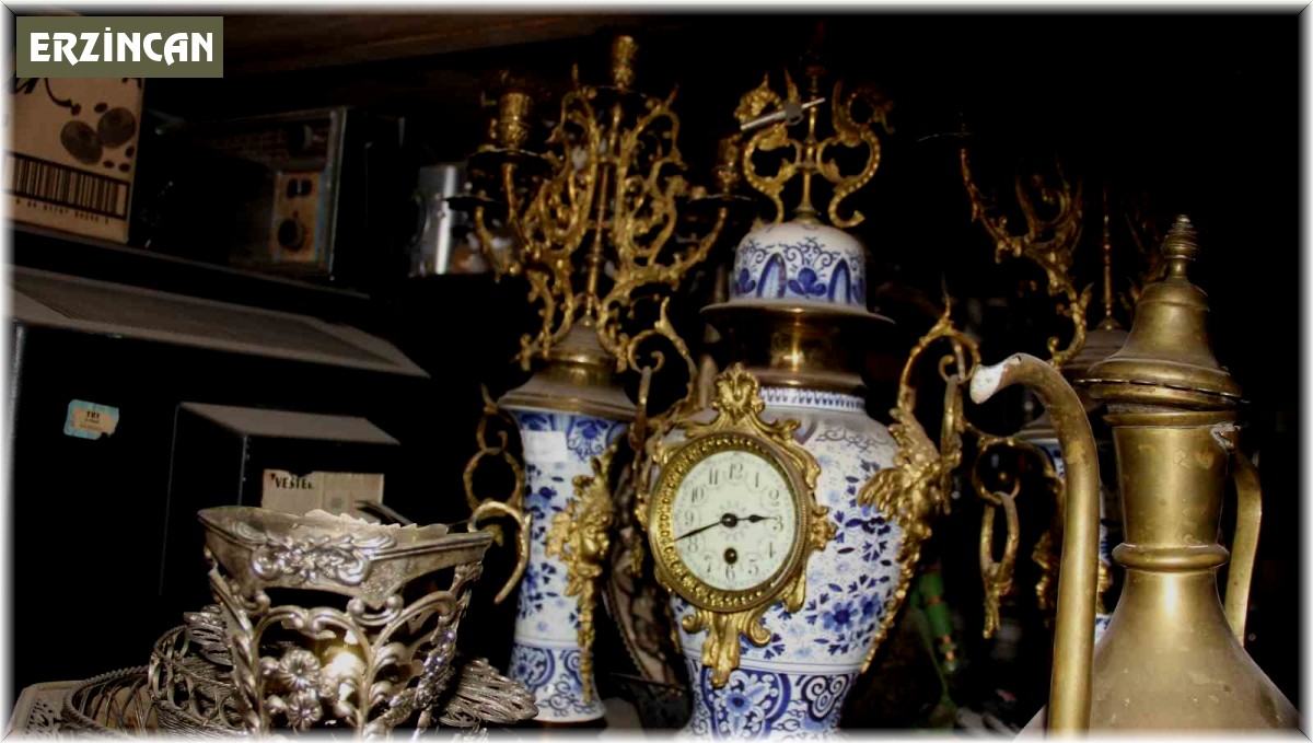 Hobi olarak başladı, yüz binlerce antika ve nostalji eser biriktirdi