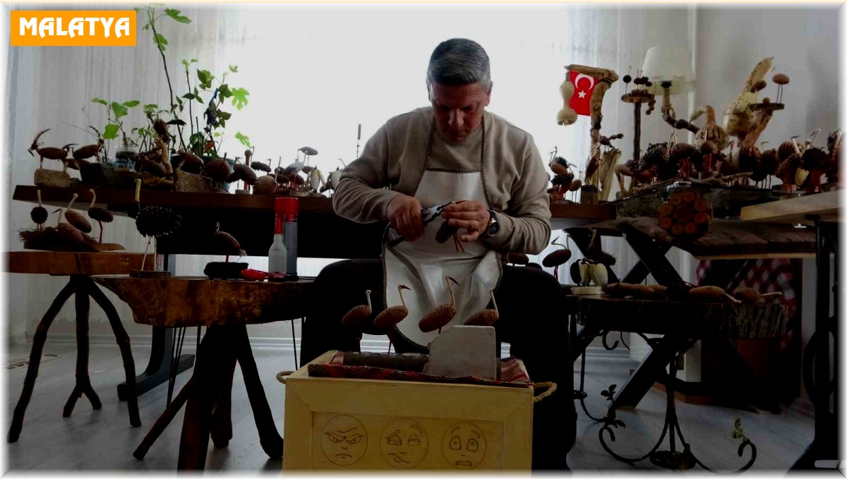 Hobi olarak başladığı ahşap oymacılığında sanat eserleri üretiyor