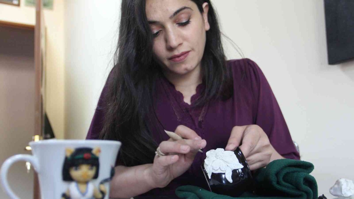 Hobisini mesleğe dönüştüren 2 çocuk annesi, aile ekonomisine katkı sağlıyor