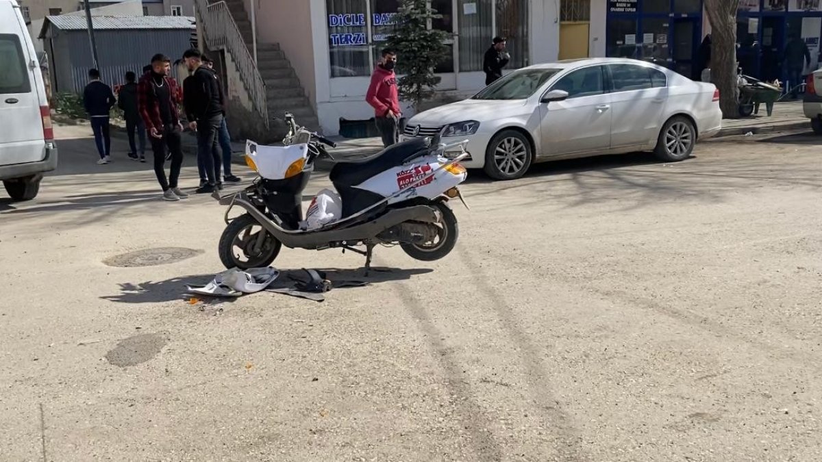 Horasan'da kamyonet motosikletli kuryeye çarptı: 1 yaralı