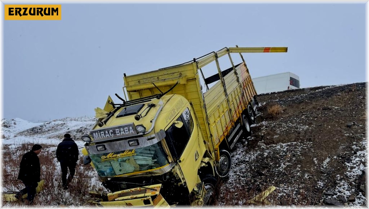 Horasan'da kamyonet şarampole devrildi: 1 ağır yaralı