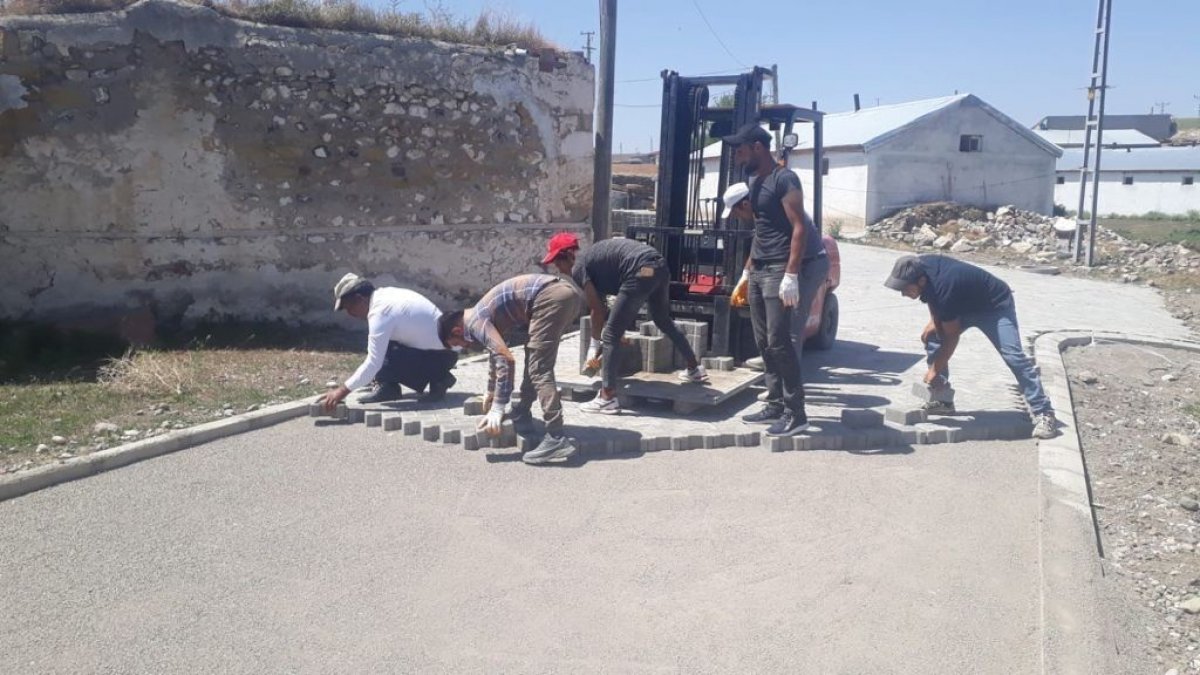 Horasan'da mahallelere kilitli taş çalışması