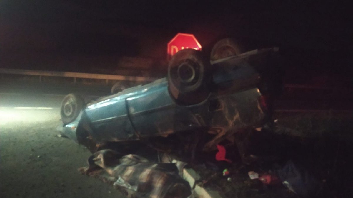 Horasan'da otomobil refüje çarparak ters döndü: 2 ölü, 2 yaralı