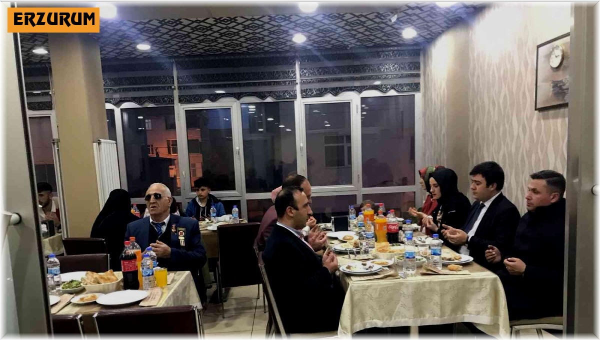 Horasan'da şehit ve gazi ailelerine iftar yemeği verildi