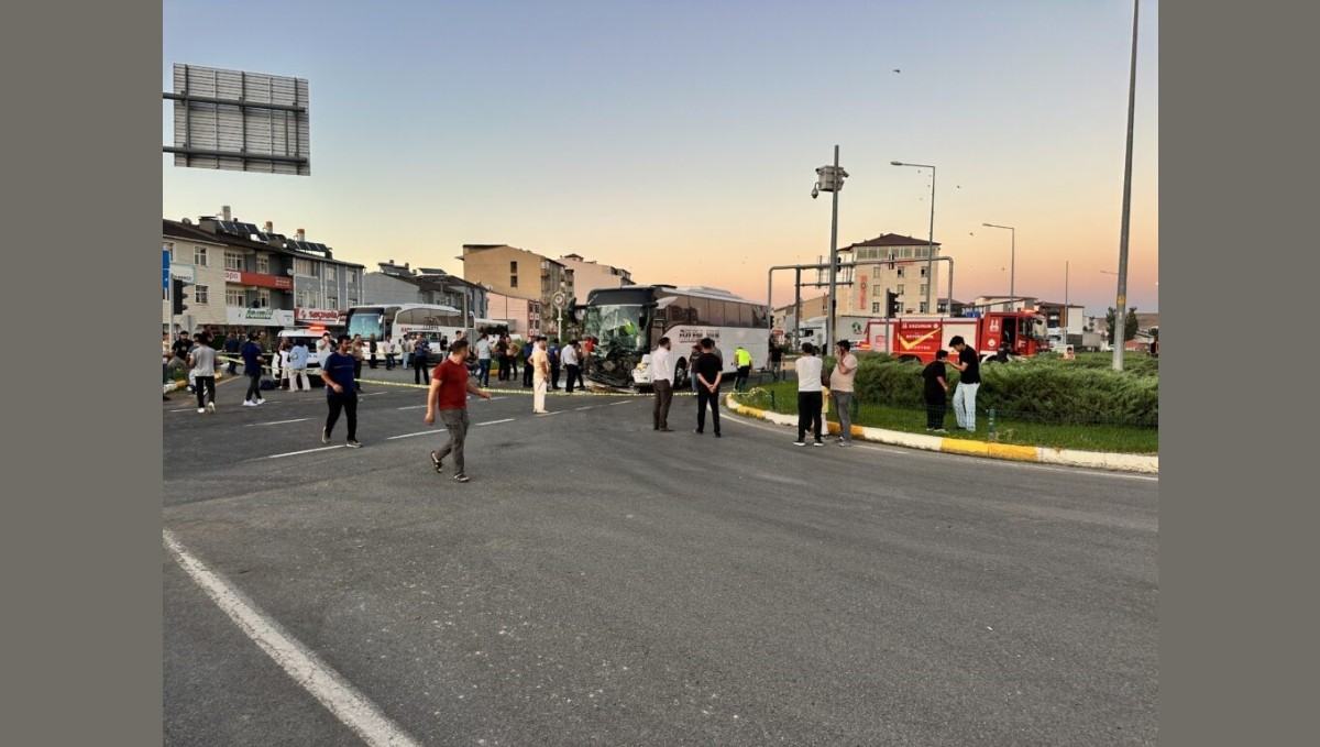 Horasan'da yolcu otobüsü ile traktör çarpıştı: 8 yaralı