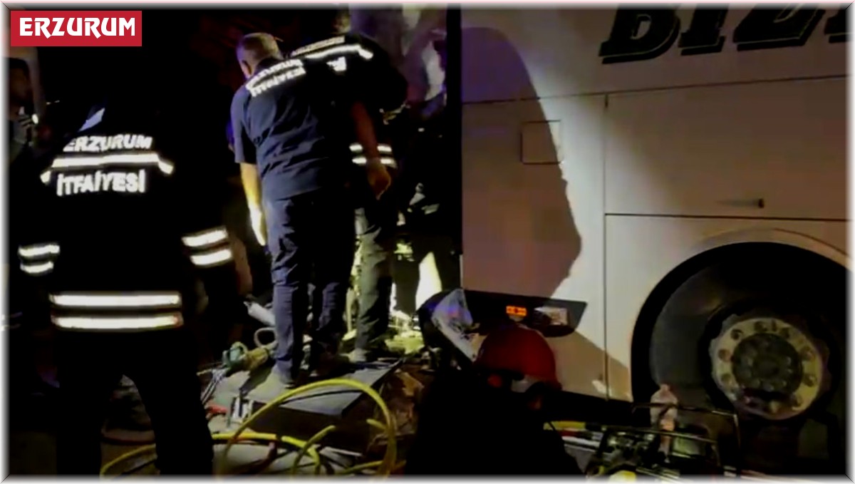 Horasan'da yolcu otobüsü traktör römorkuna çarptı: 2 ölü, 14 yaralı