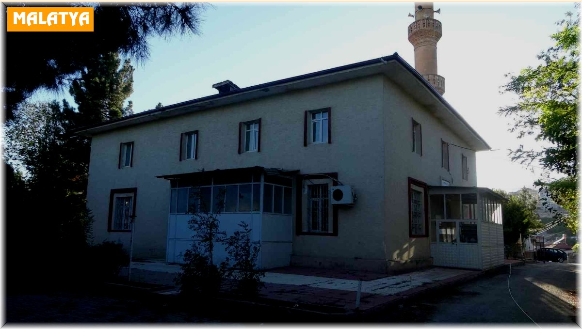 Höyük üzerine yapıldığı depremle ortaya çıkan ve ibadete kapatılan tarihi caminin akıbeti belirsiz