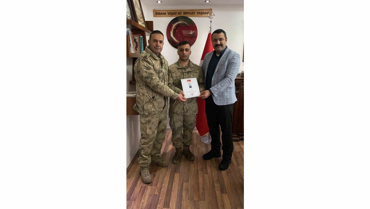Hozat'ta Uzman Çavuş Yunus Can'a anlamlı takdir