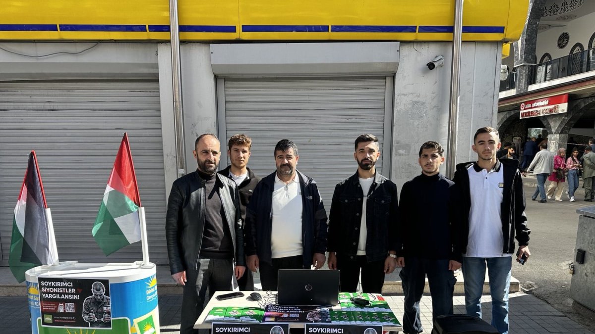 HÜDA PAR Ağrı Gençlik Kolları Cumhuriyet Caddesi'nde imza standı açtı