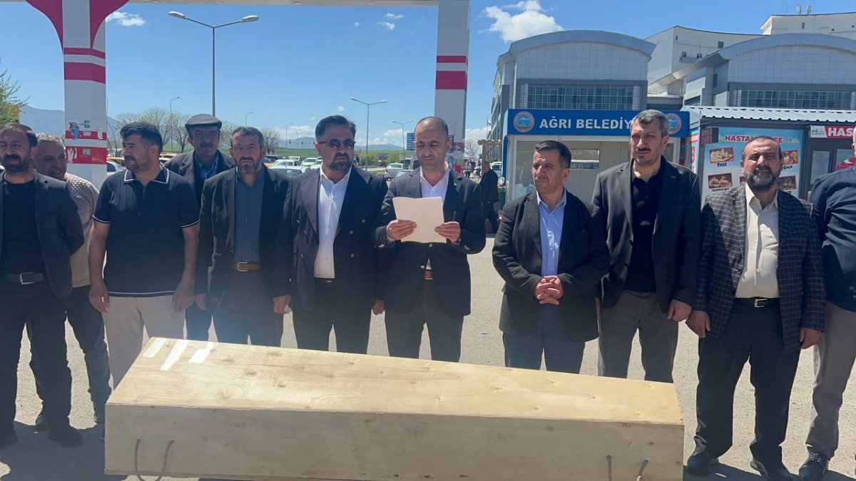 HÜDA PAR Ağrı İl Teşkilatından Hastane Önünde Tabutlu Eylem