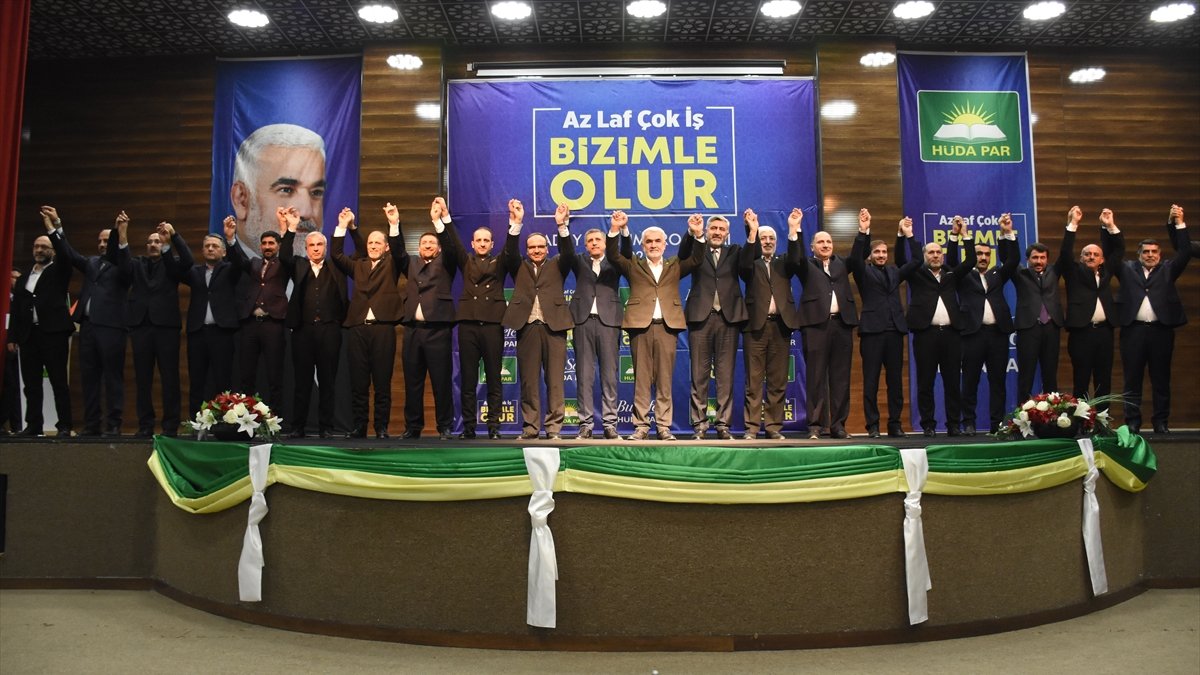 HÜDA PAR Genel Başkanı Yapıcıoğlu, Van'da partisinin aday tanıtım toplantısına katıldı: