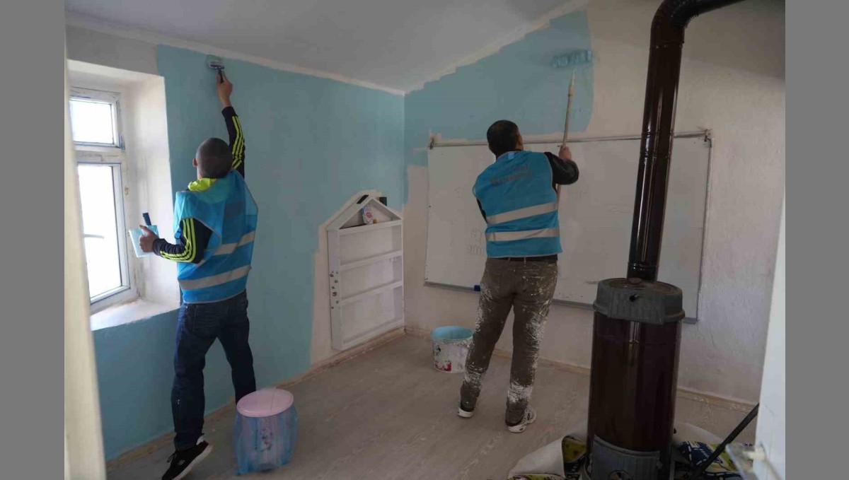 Hükümlüler 23 Nisan öncesi köy okulunu yeniledi