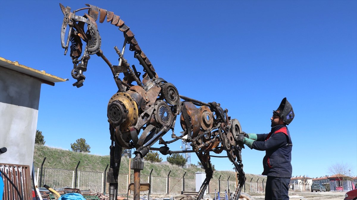 Hurda malzemelerden 1 tonluk dev at heykelleri yapıldı