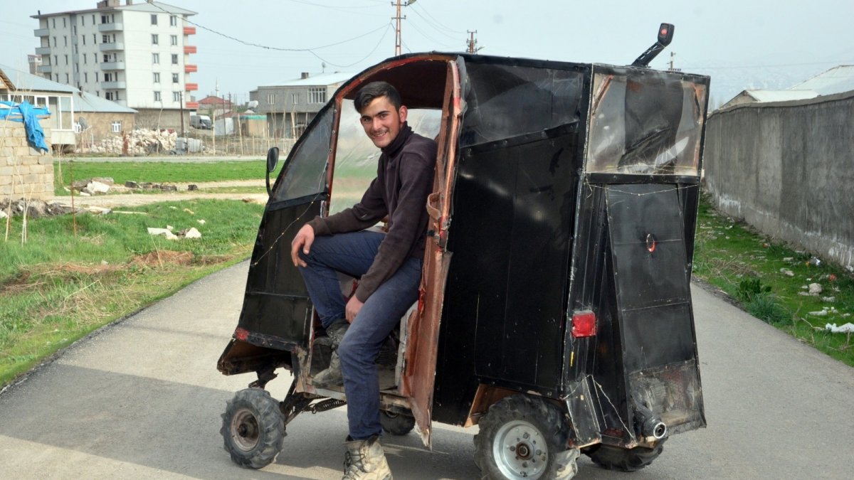 Hurda malzemelerden yaptıkları elektrikli arabayla artık işe gidip geliyorlar