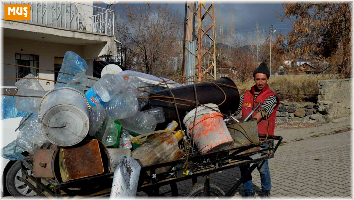 Hurda malzemelerle hem ailesini geçindiriyor hem de geri dönüşüme katkı sağlıyor