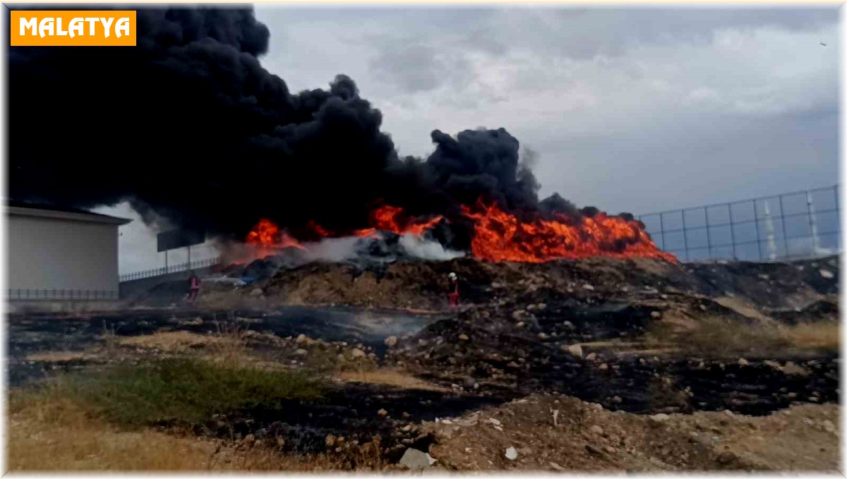 Hurdalık alanda çıkan yangında alevler göğe yükseldi