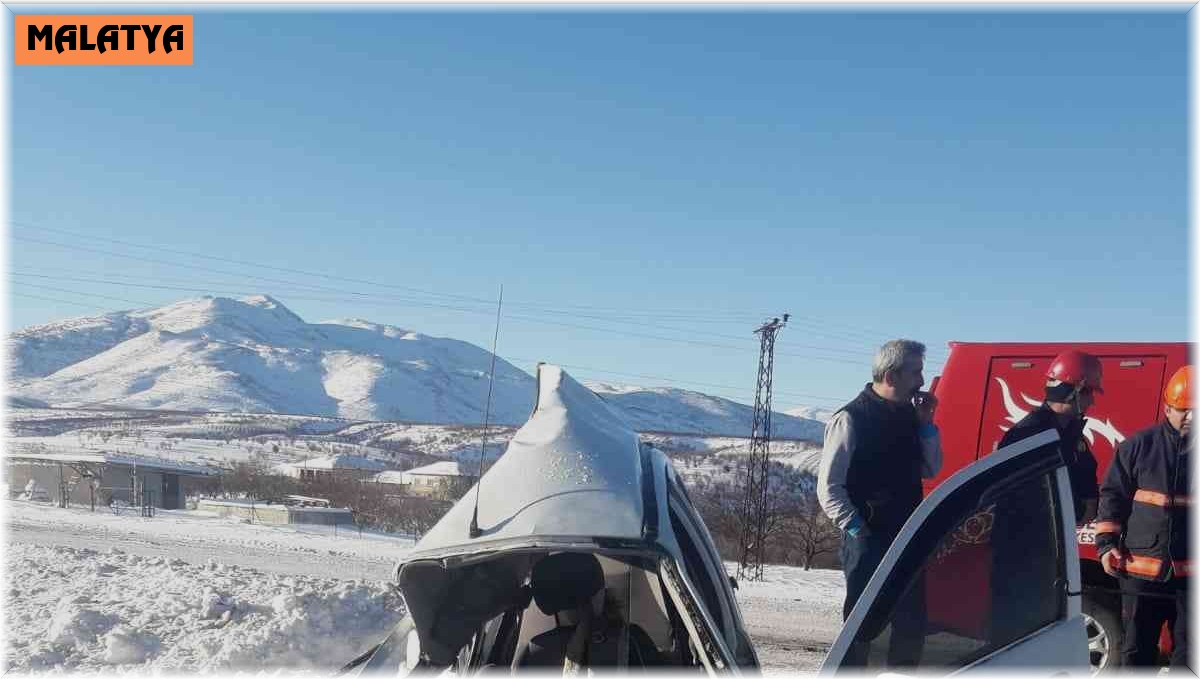 Hurdaya dönen araçtan yaralı olarak kurtuldu