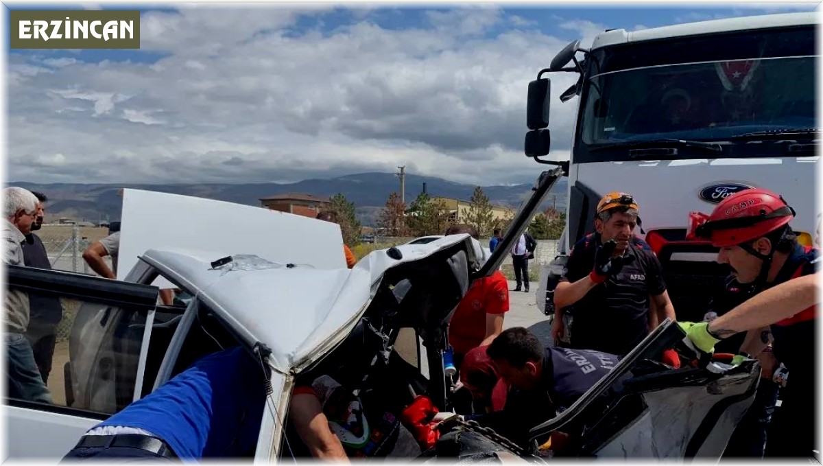 Hurdaya dönen otomobilde sıkışan sürücü kurtarıldı