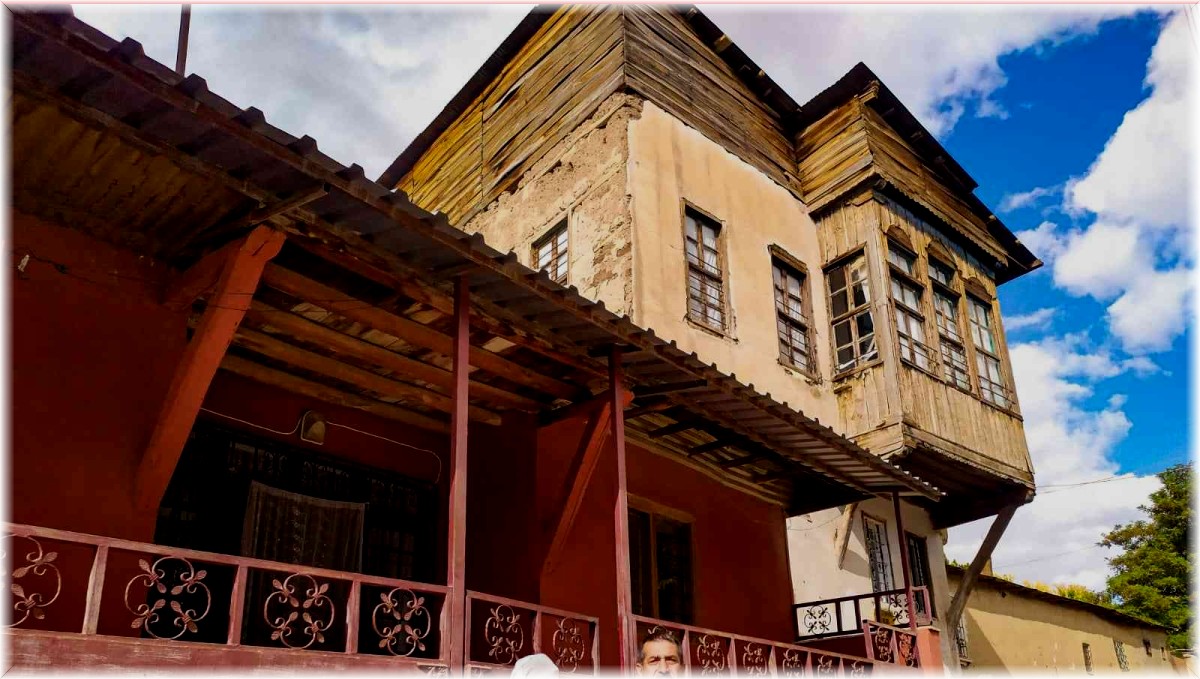 Hüseynik Mahallesi'ndeki tarihi konaklar, sonbaharla birlikte ayrı bir güzelliğe büründü