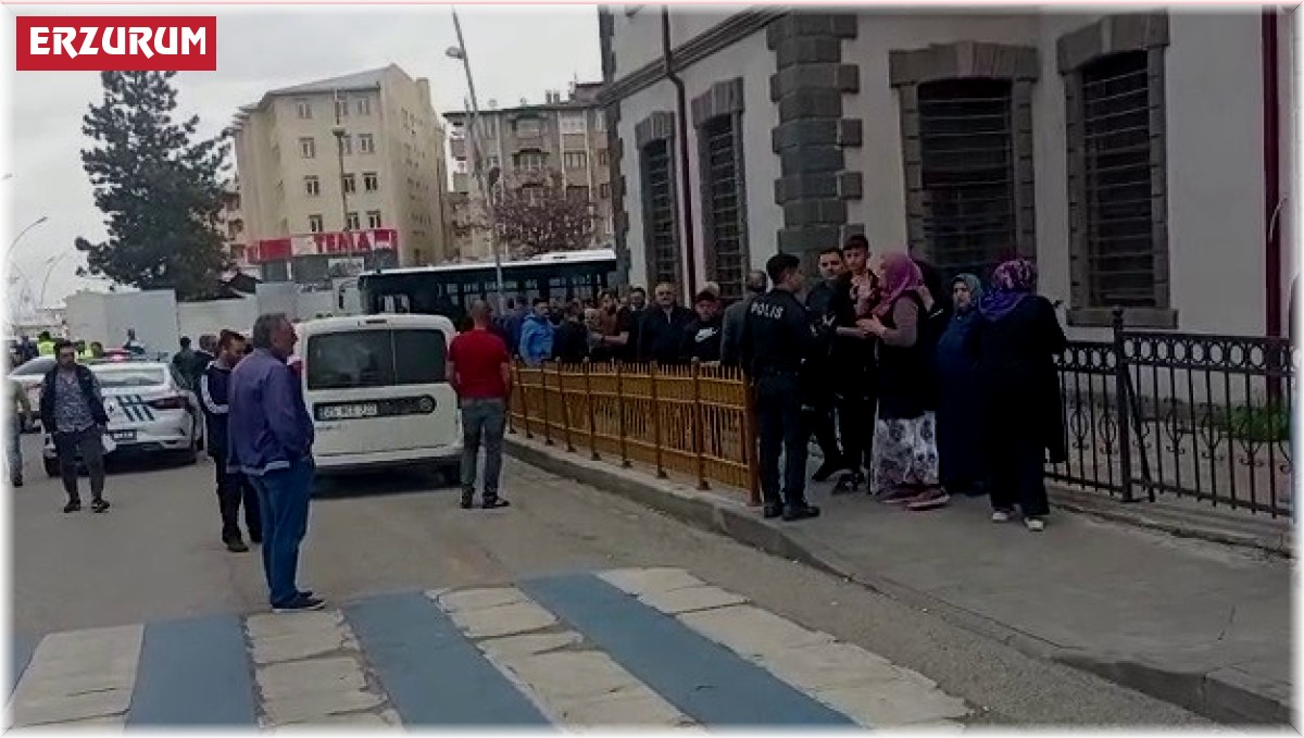 Husumetli iki aile caddede karşılaşınca birbirine girdi