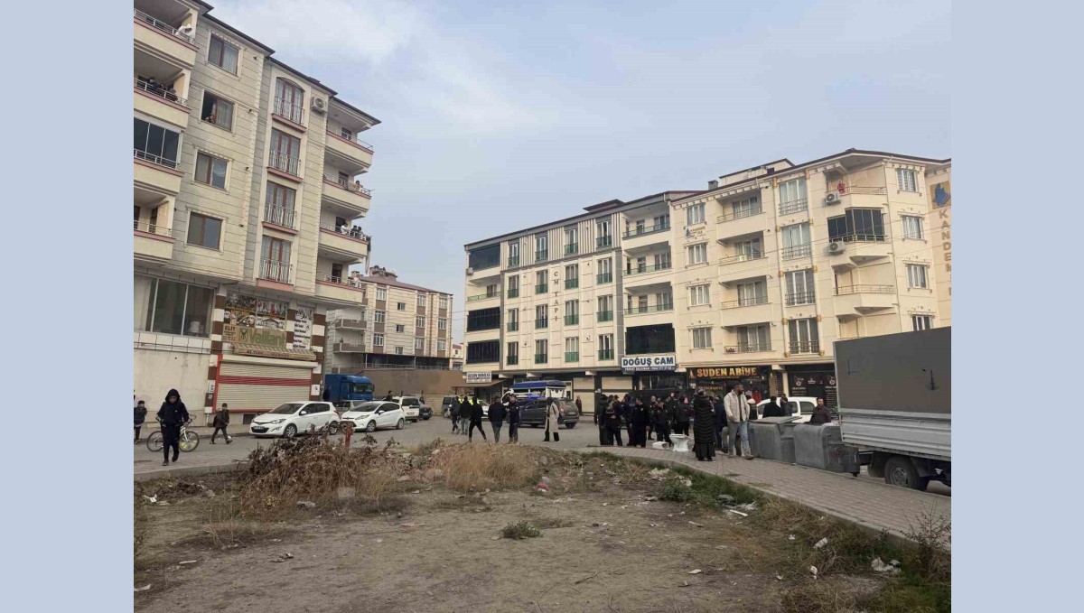 Husumetli iki aile sokak ortasında birbirine girdi: Silah sesleri mahalleyi ayağa kaldırdı