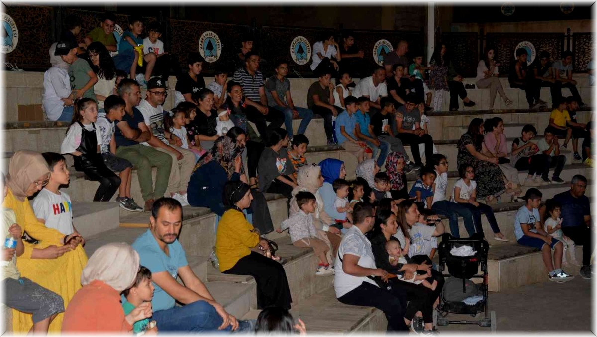 Huzura kavuşan Hakkarililer açık hava sinemasında buluştu