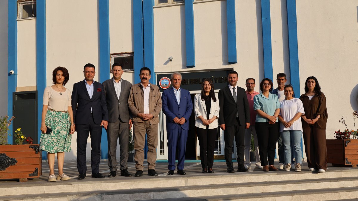 İbrahim Çeçen Ağrı Belediyesini Ziyaret Etti: Görüşmede Kentin Geçmişi ve Geleceği Konuşuldu