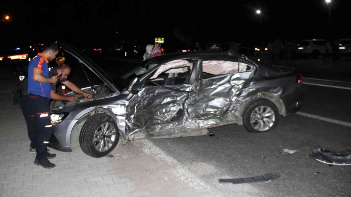 İbre 130'da takılı kaldı: Feci kazada 2 kişi yaralandı