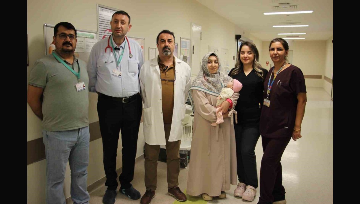İç organları göğüs boşluğuna dolan bebek, başarılı ameliyatla hayata tutundu