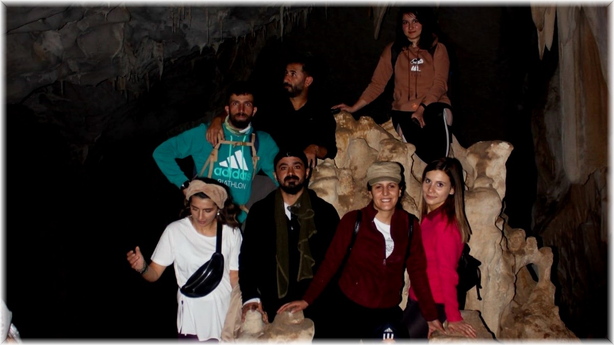 İçerisinde sarkıt ve dikitler olan mağara büyülüyor