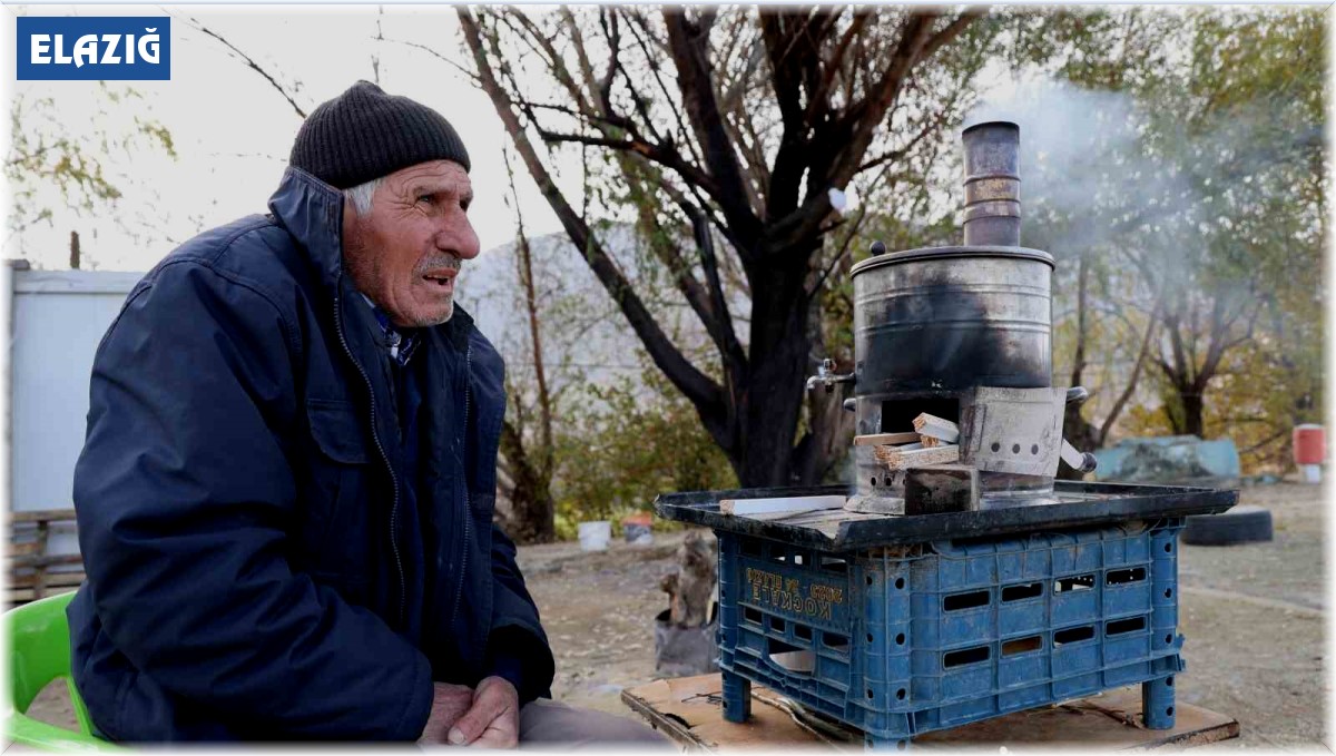 İçinde yaşadığı ve iş yeri olduğu barakası yandı, 75 yaşında zor durumda kaldı