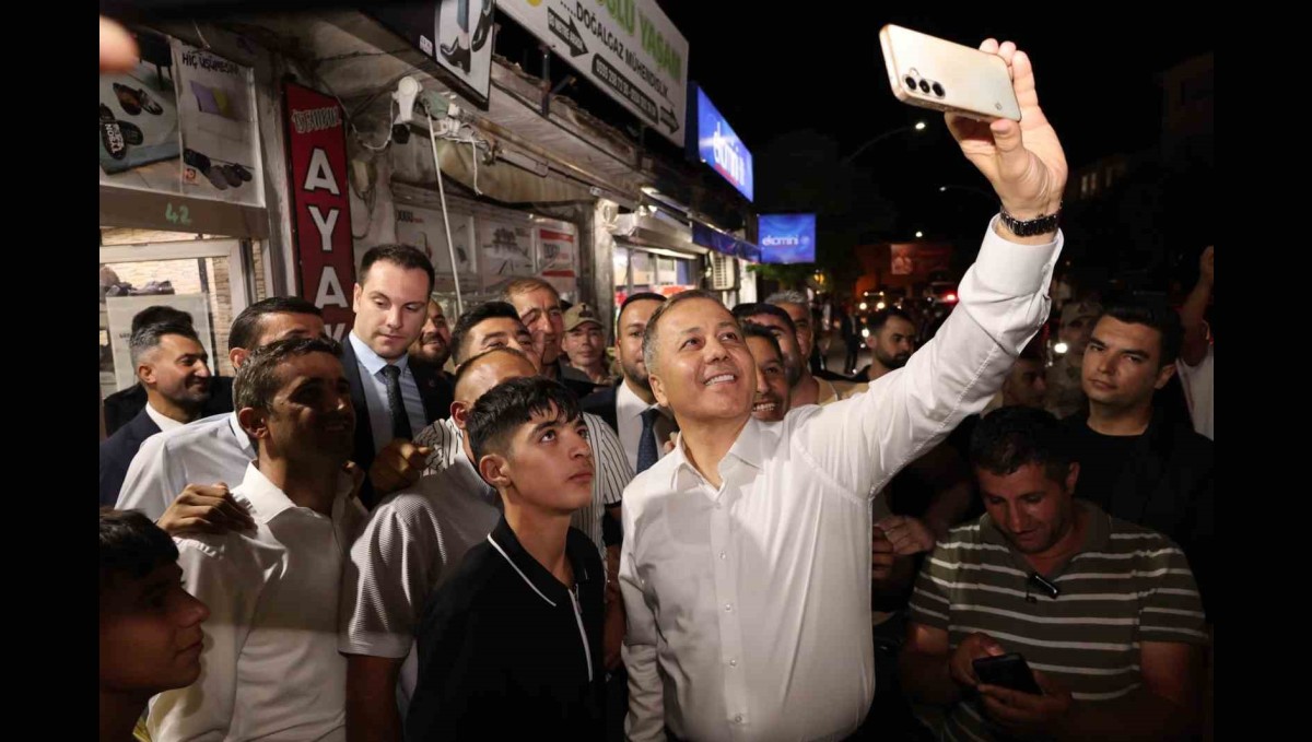 İçişleri Bakanı Ali Yerlikaya Ağrı'da Esnaf ve Vatandaşlarla Buluştu