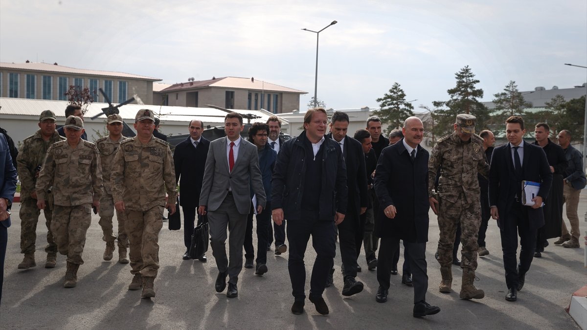 İçişleri Bakanı Soylu, Türkiye-İran sınırındaki güvenlik duvarı çalışmalarını inceledi