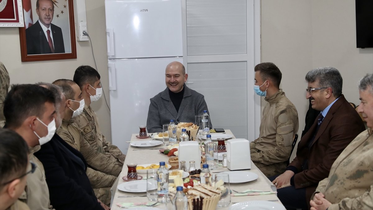 İçişleri Bakanı Süleyman Soylu, yılın ilk kahvaltısını geceyi geçirdiği üs bölgesindeki askerlerle yaptı