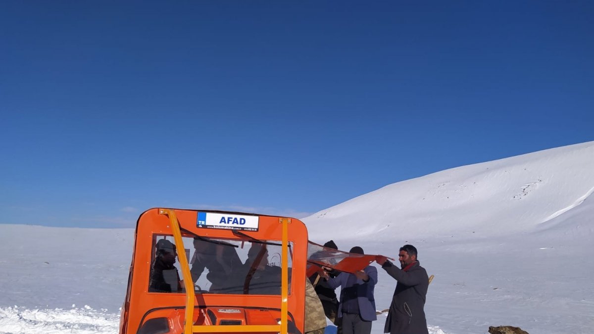 İçme suları için gittikleri arazide mahsur kalan köylüleri AFAD kurtardı