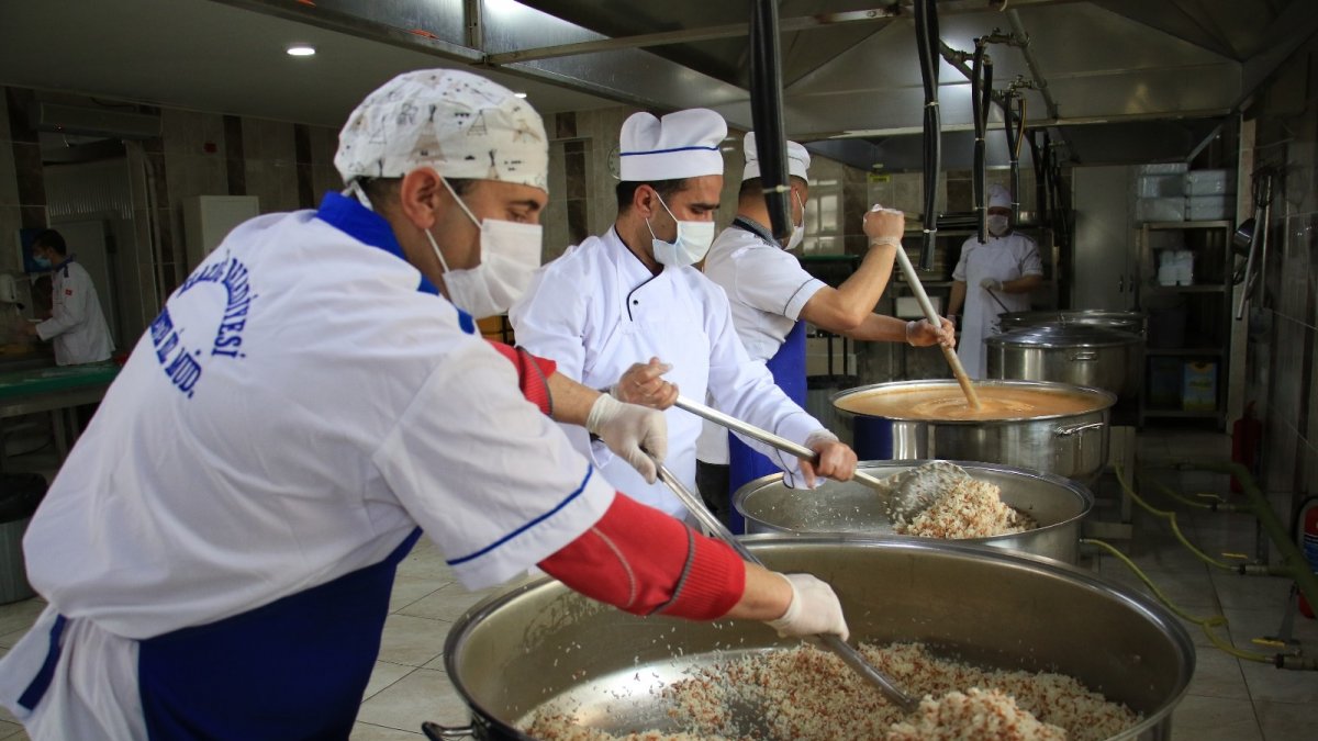İftar çadırı kurulmadı ama kazanlar ihtiyaç sahipleri için kaynadı