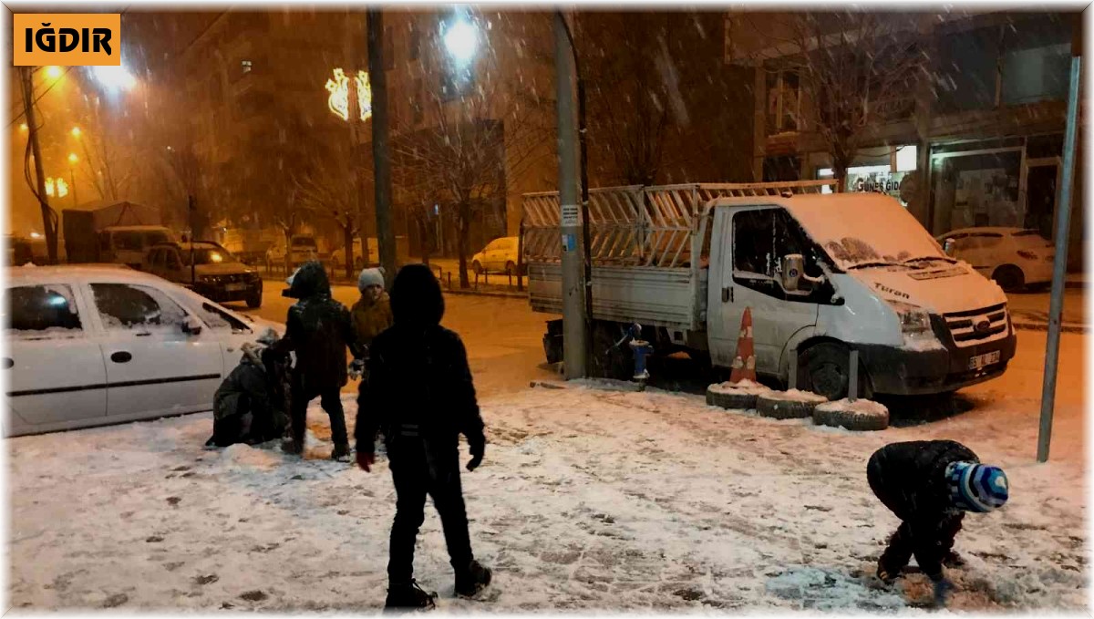 Iğdır'da 2022 yılının ilk karı yağdı, çocuklar soluğu dışarıda aldı