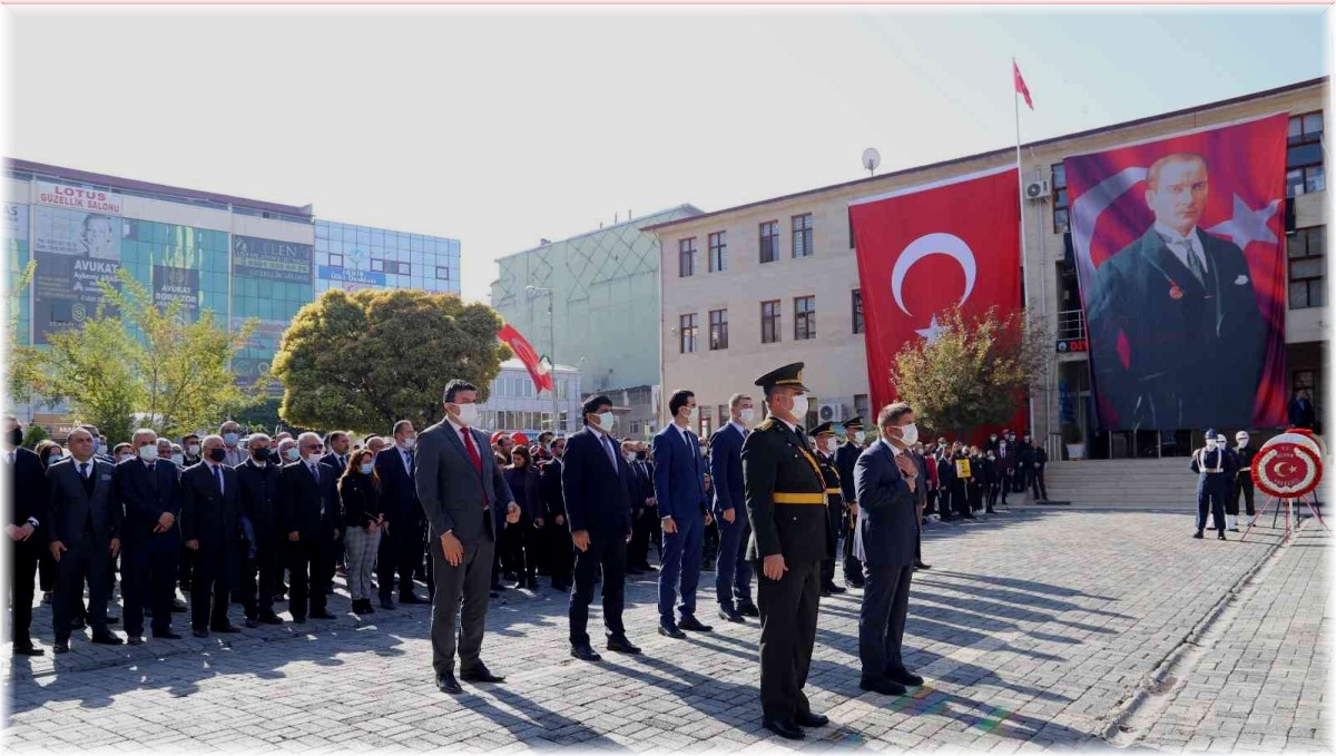 Iğdır'da 29 Ekim Cumhuriyet Bayramı çelenk sunma töreni düzenlendi