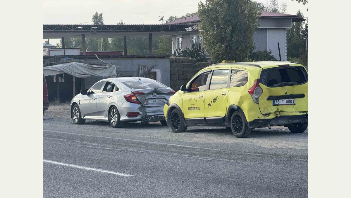 Iğdır'da 3 araç birbirine girdi