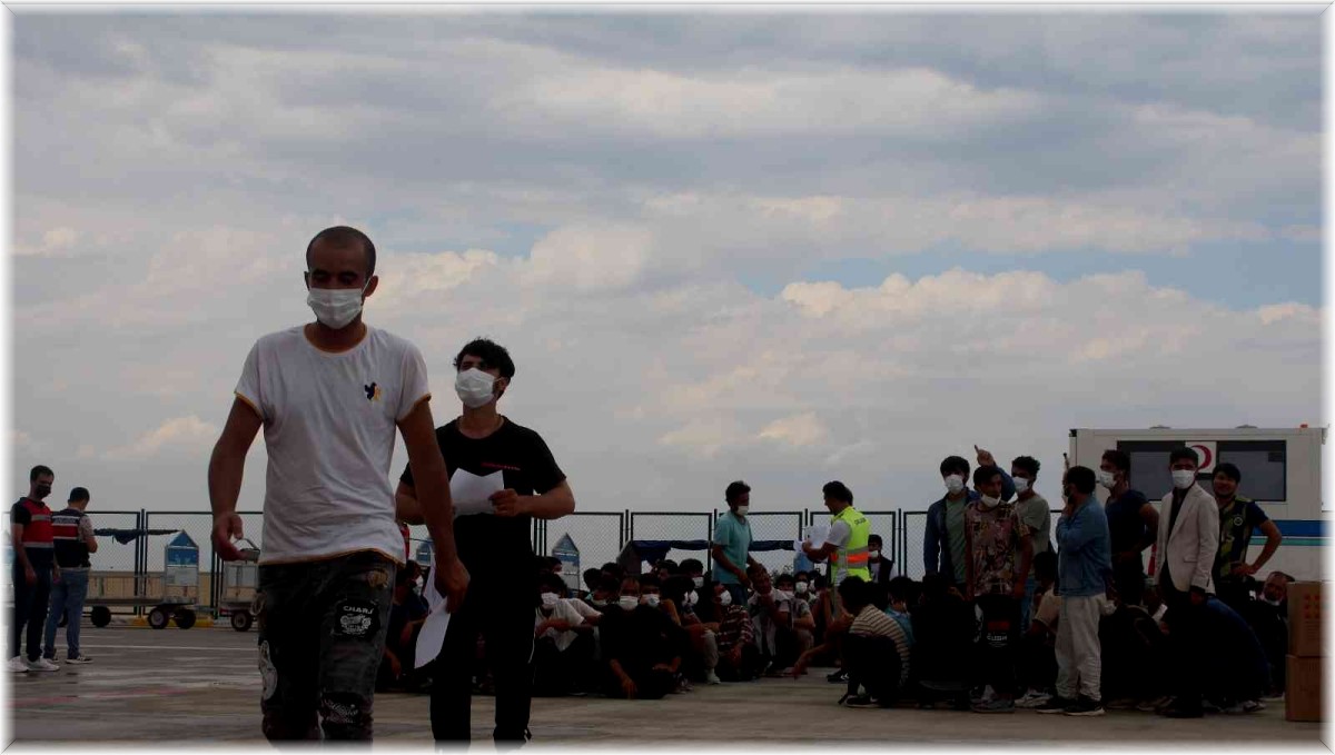 Iğdır'da 362 Afganistanlı göçmen ülkelerine gönderildi