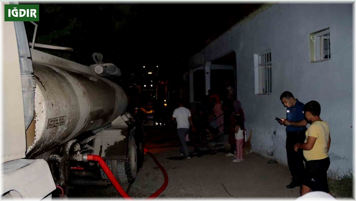 Iğdır'da 8 bin ot balyası kül oldu, bir kadın dumandan zehirlendi