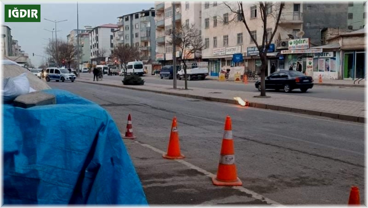 Iğdır'da akıl al almaz olay: Alev alan tüpü yolun ortasına attı