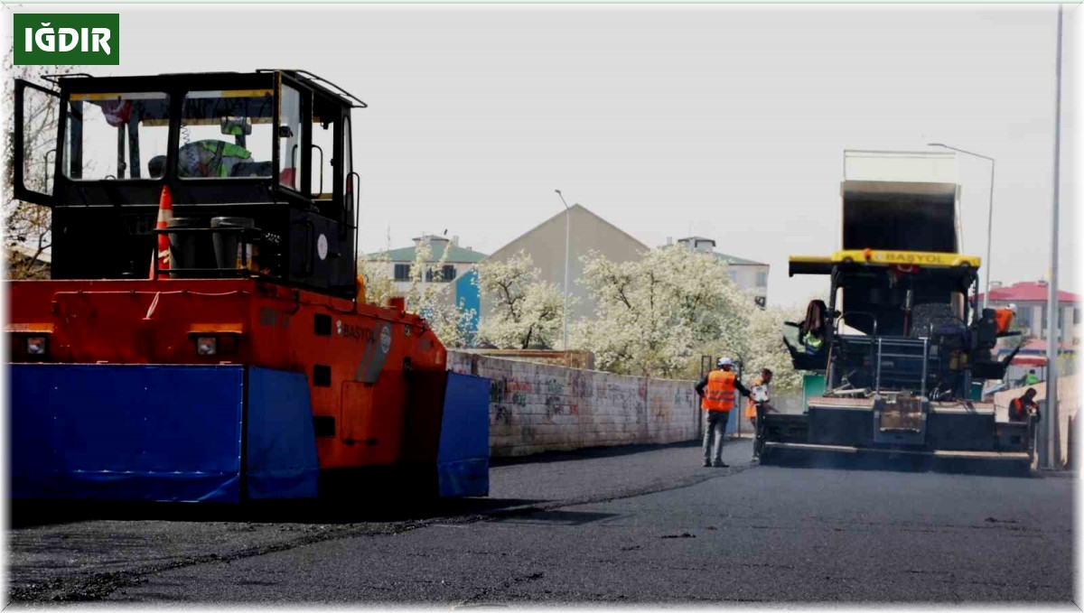Iğdır'da asfaltlama devam ediyor