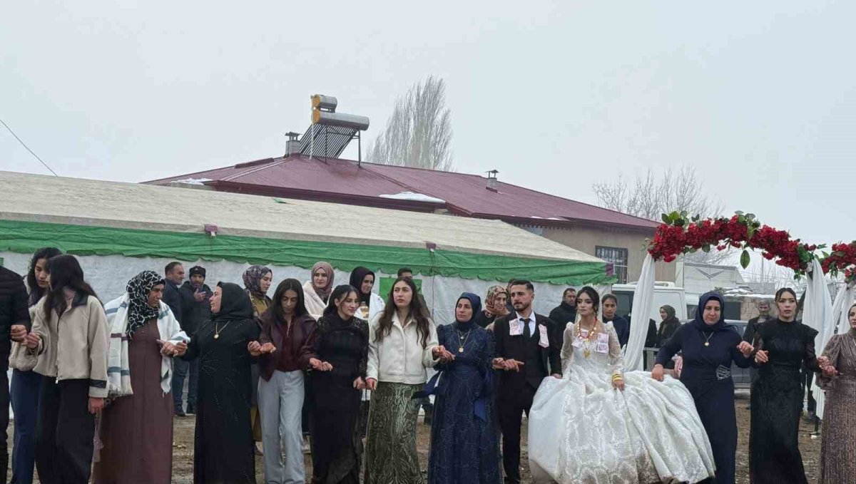 Iğdır'da bahçe düğünü geleneği kar ve çamura rağmen sürüyor