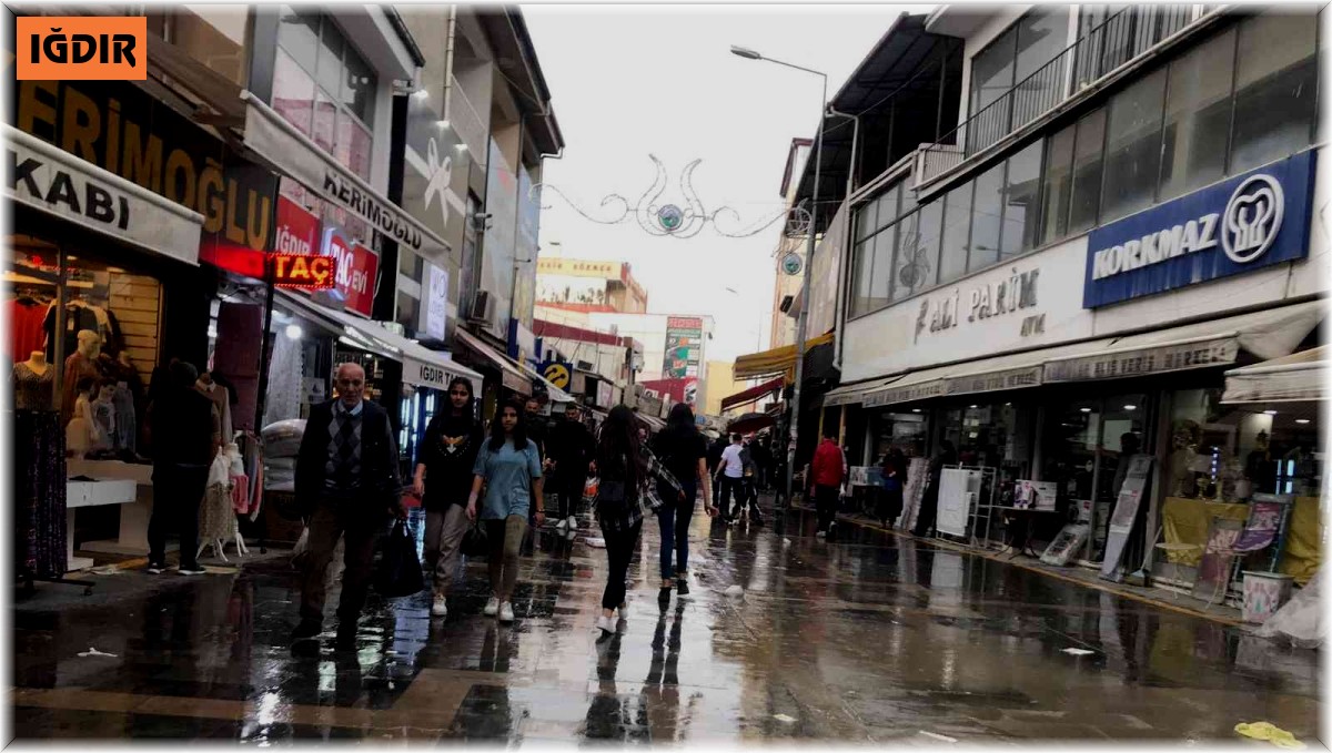 Iğdır'da bayram alışverişine çıkanlara yağmur sürprizi