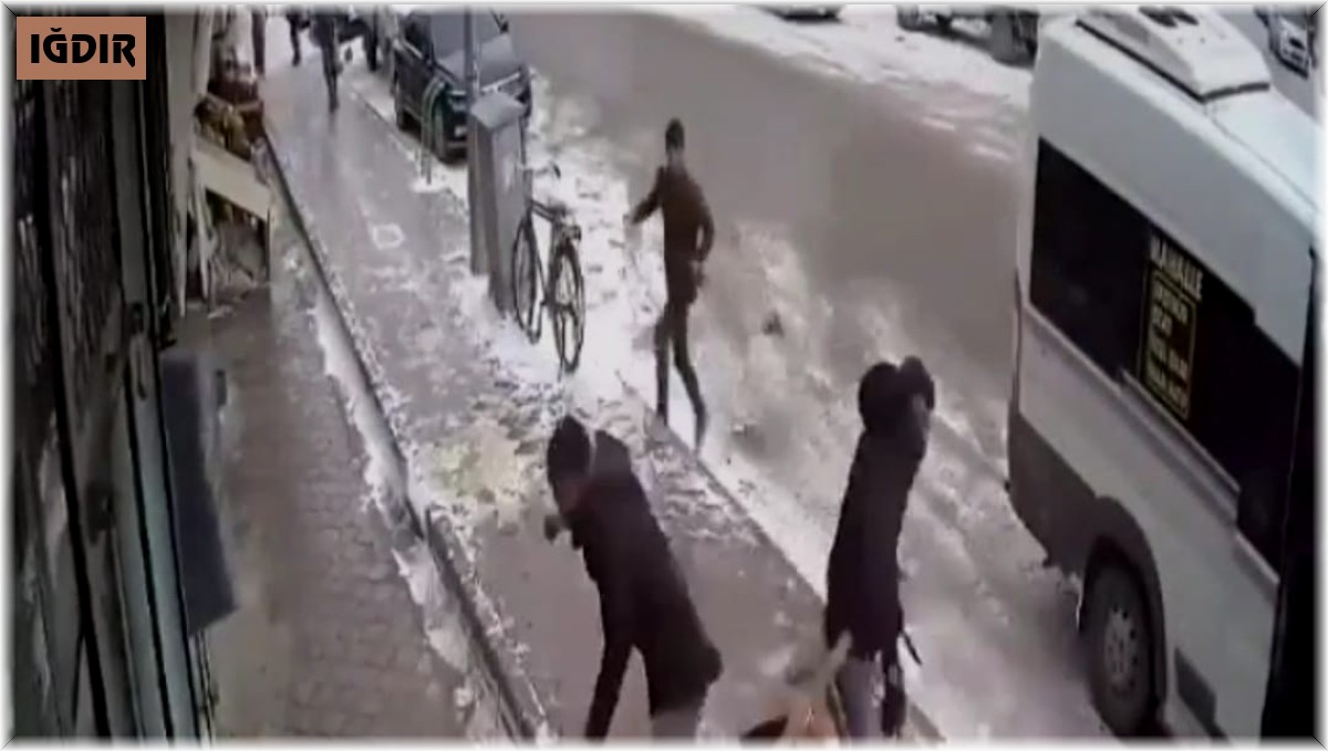 Iğdır'da bıçak, taş, sopa ve sandalyeli kavga kamerada