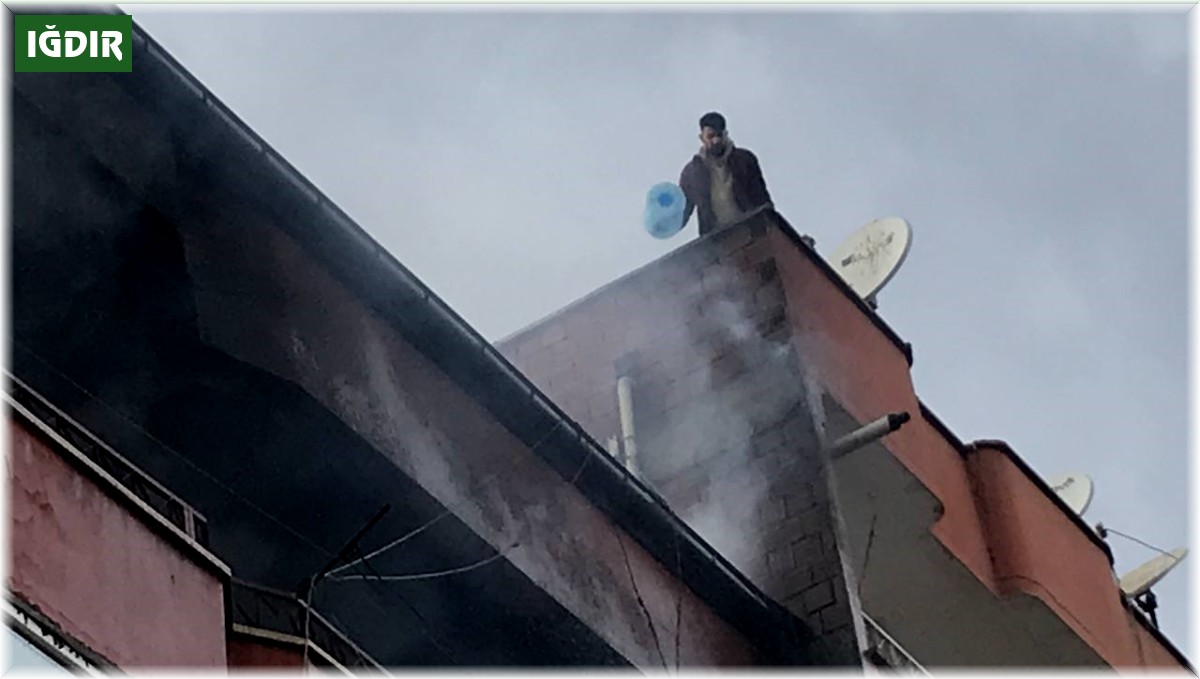 Iğdır'da bir binanın 4. katında çıkan yangına su bidonu ile müdahale