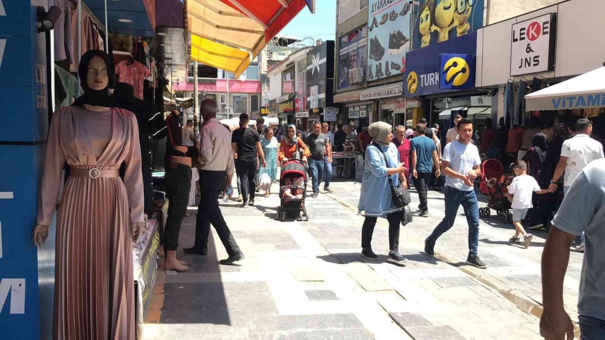Iğdır'da çarşılarda bayram yoğunluğu