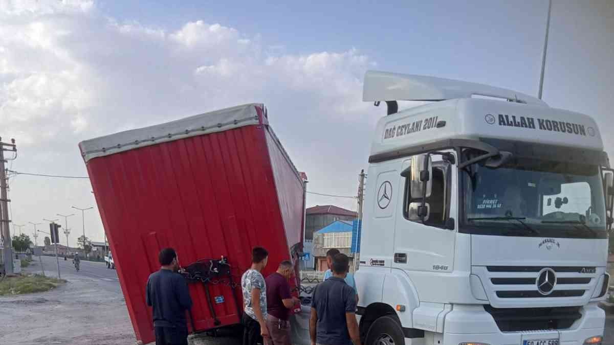 Iğdır'da çekiciden ayrılan dorse korkuttu