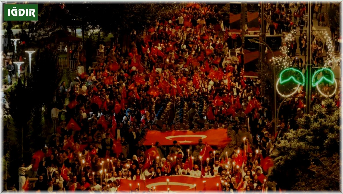 Iğdır'da Cumhuriyetin 100. yılında 100 metre Türk bayrağı ile fener alayı